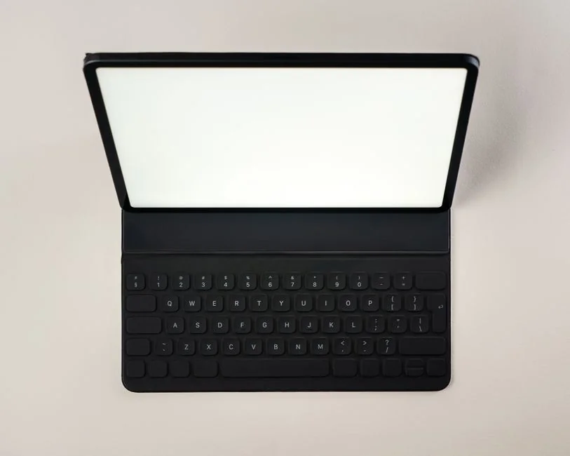 Tablet na kauču prikazuje korisničko sučelje web stranice Wallis.io.